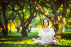 英雄联盟总决赛直播-球场上的双城记，英超争冠关键战役与尼克斯的火力美学