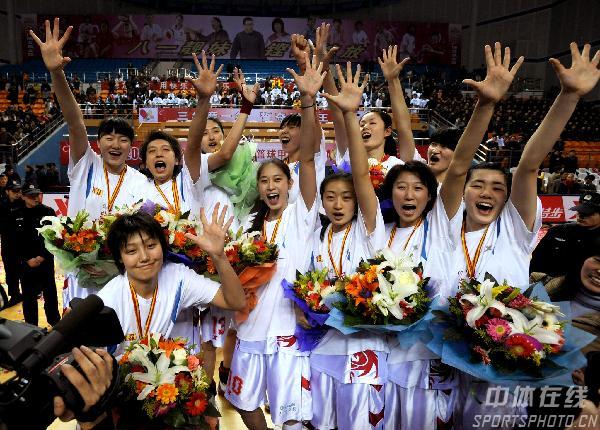 兰州八一取得胜利，球员庆祝欢呼