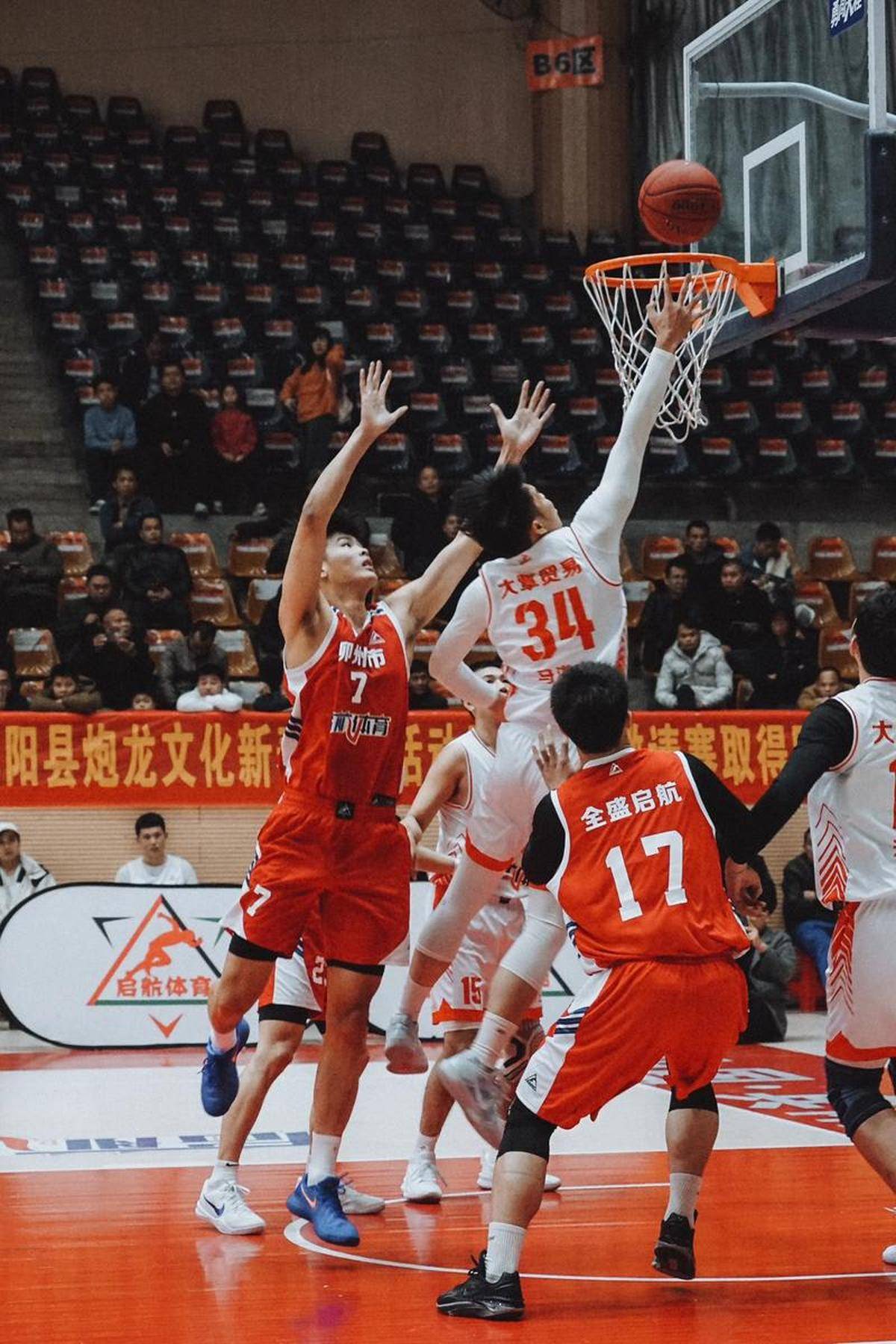 精彩对决!美国篮球队战胜对手 精彩对决!美国篮球队战胜对手