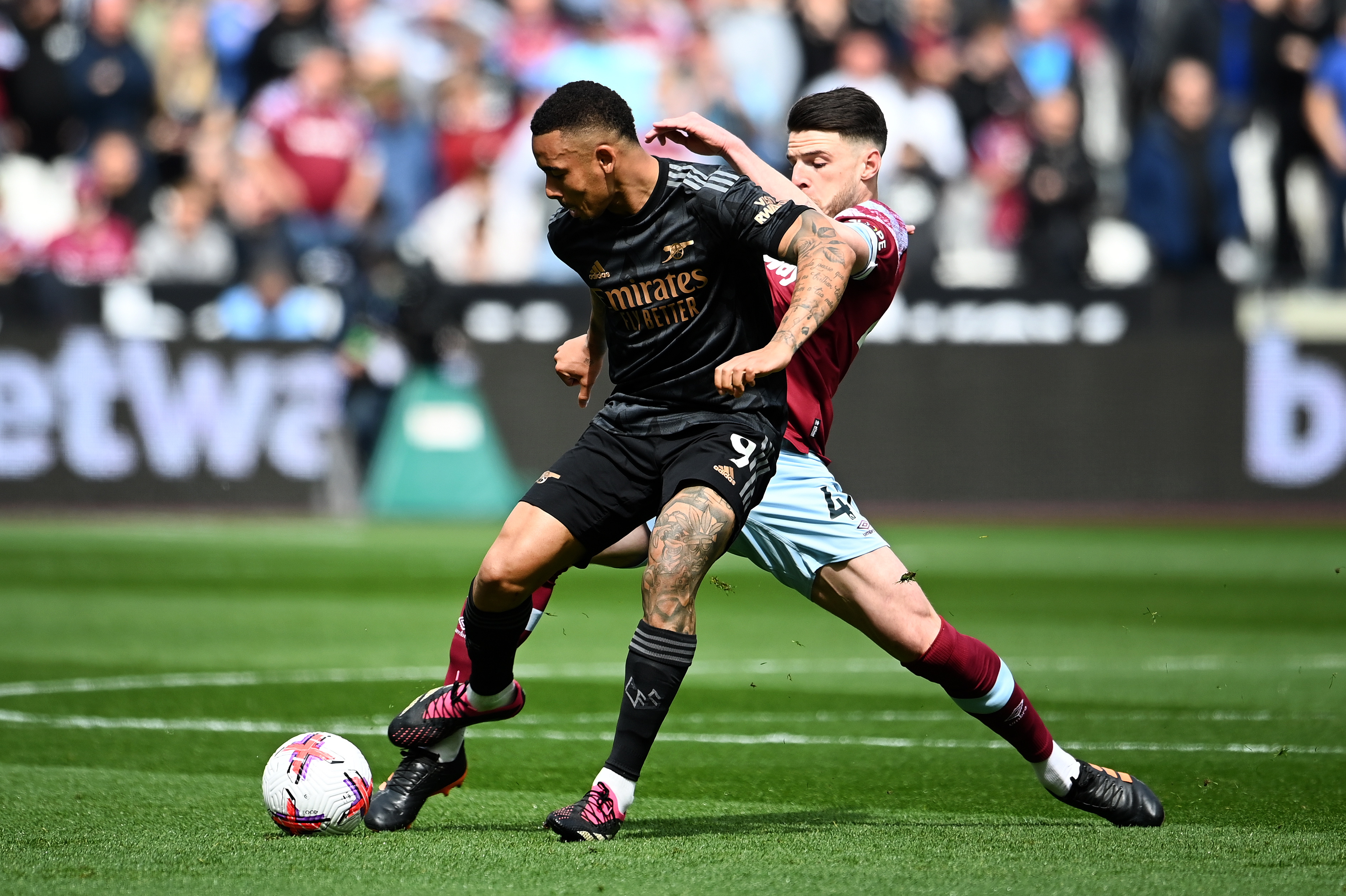 足球比赛中球员们展现出色技术风采