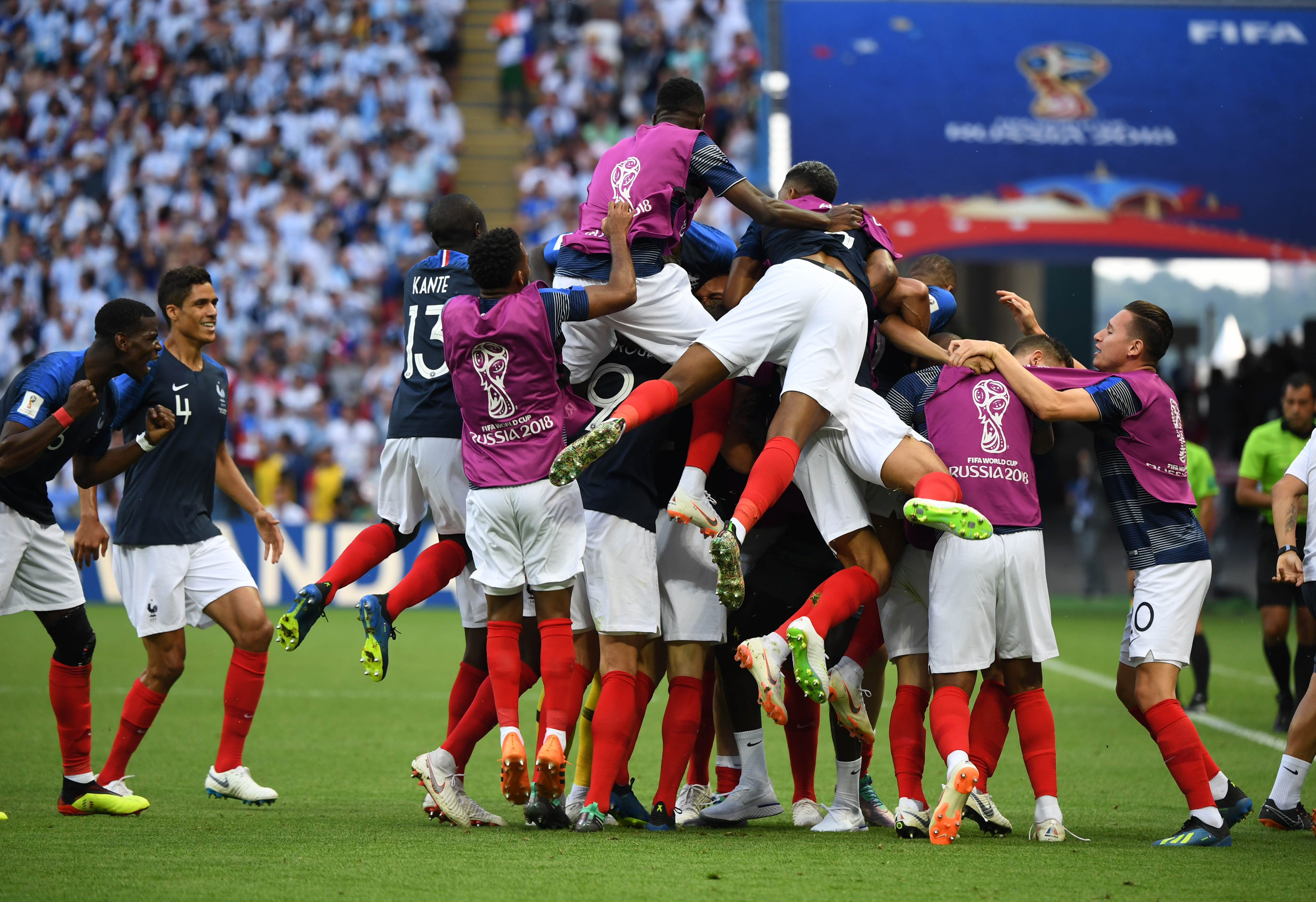 足球比赛中球员们展现出色技术风采