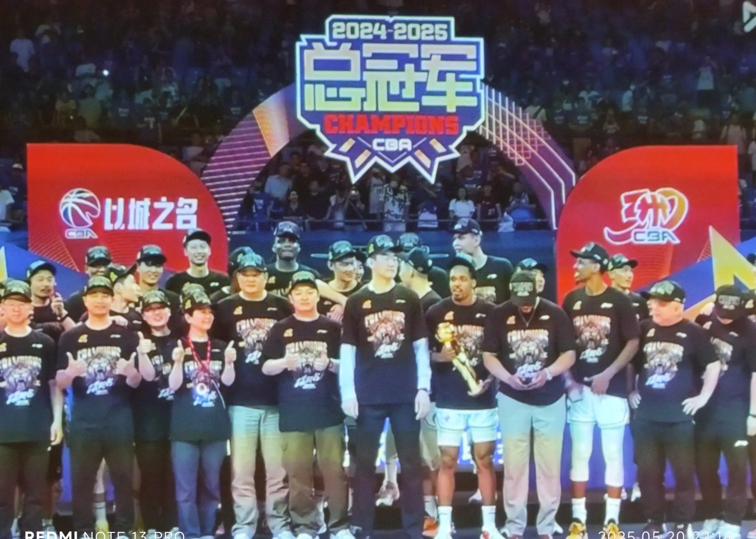 战术对抗！教练们在场边紧急调整阵容