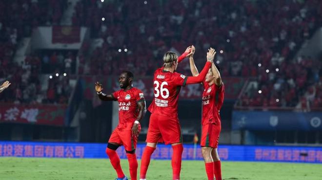 包含上海上港击败重庆斯威，暂时登顶中超积分榜的词条