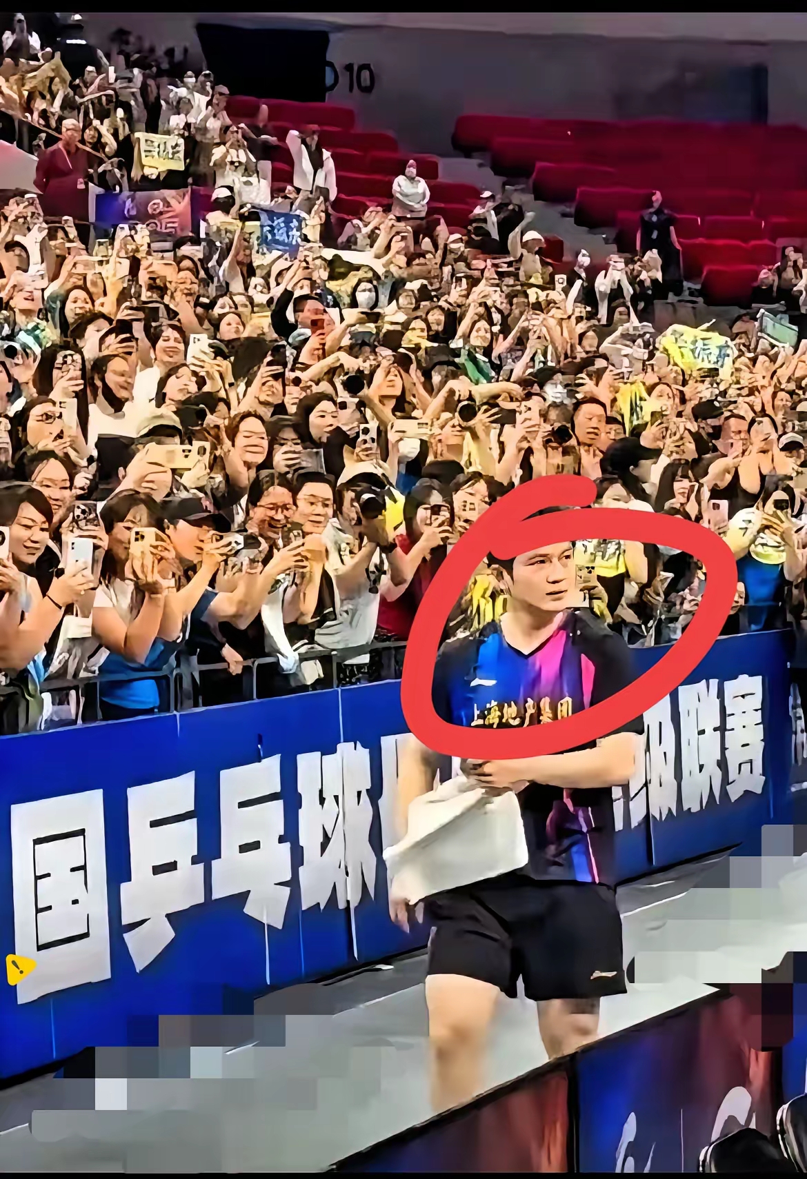 奥运会惊险逆转取胜,粉丝狂欢不已 奥运会惊险逆转取胜,粉丝狂欢不已