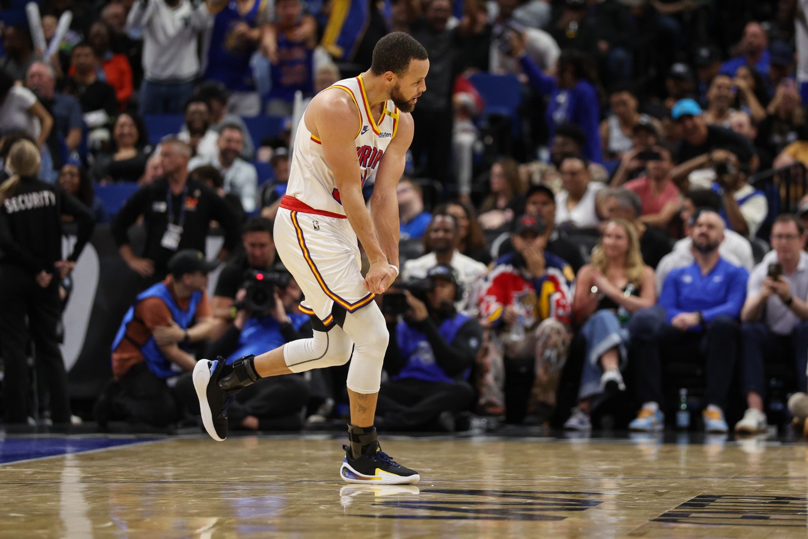 马刺轻取猛龙,库里点燃赛场 马刺轻取猛龙,库里点燃赛场