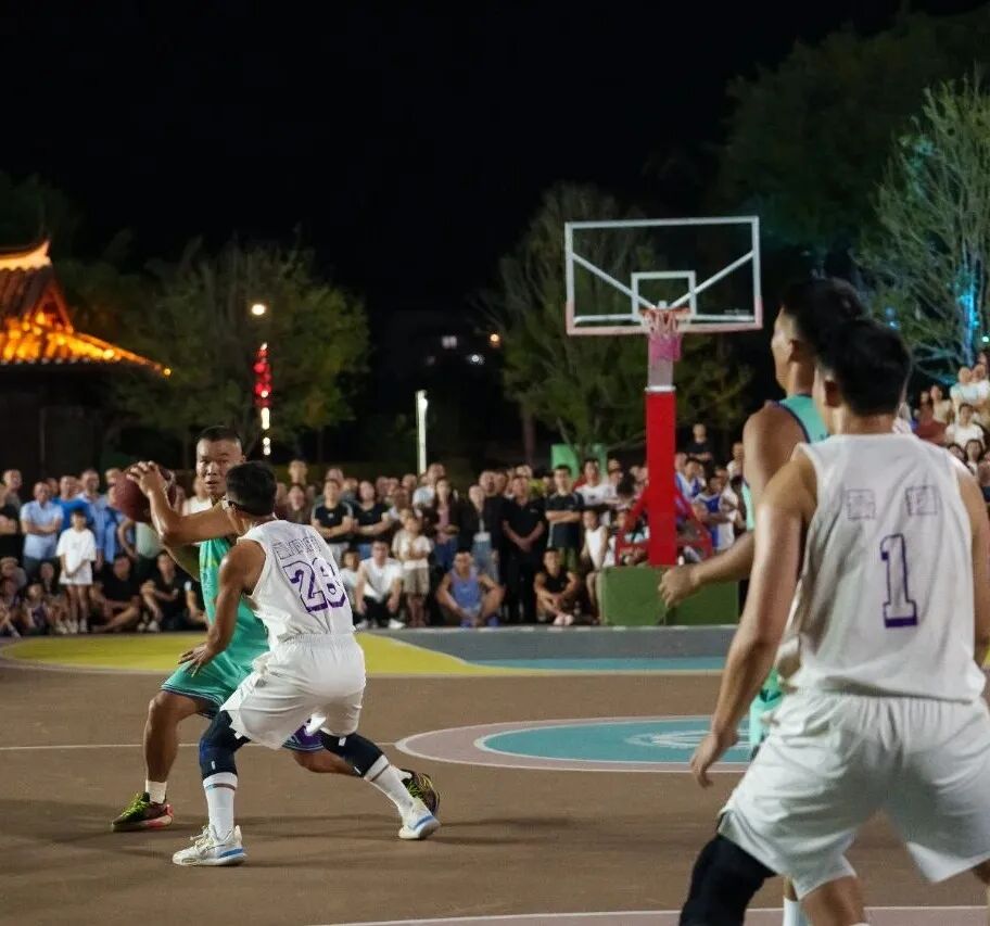 集体拼搏！篮球选手合力夺魁