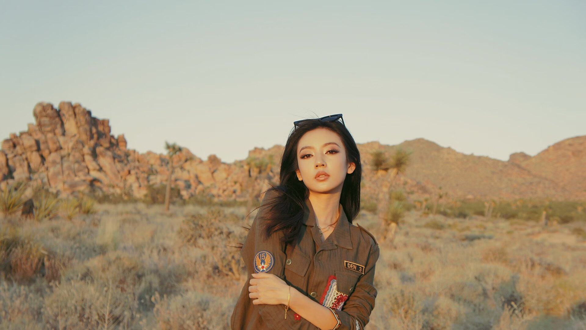 沙漠雄鹰对阵英格兰贵族，当巴斯托尼的钢铁意志撕裂文化壁垒