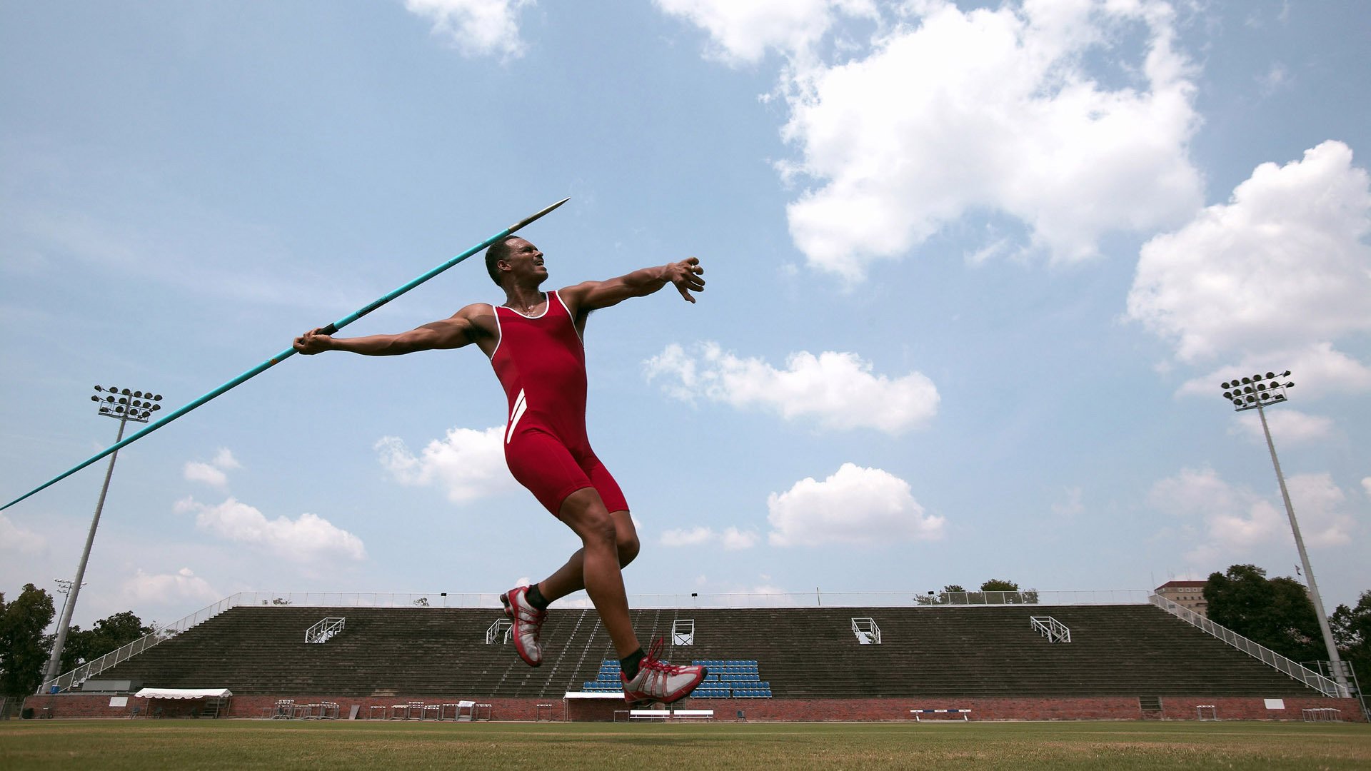 密尔沃基交响曲，雄鹿完胜广东队，拉文以关键先生奏响跨洋篮球对话